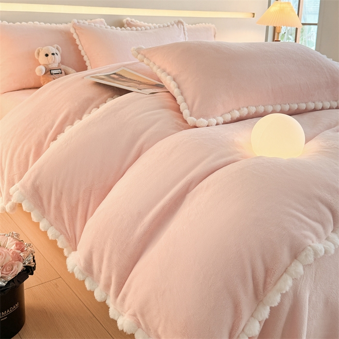 91家纺网 家纺一手货源 找家纺 （总）盛秋家纺 2025新款A类牛奶绒毛球工艺款四件套-琳达（自然光）