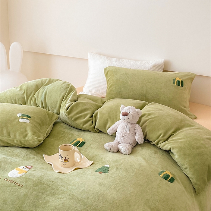 91家纺网 家纺一手货源 找家纺 沐棉 2024新款纯色牛奶绒毛巾绣款四件套 快乐圣诞-绿