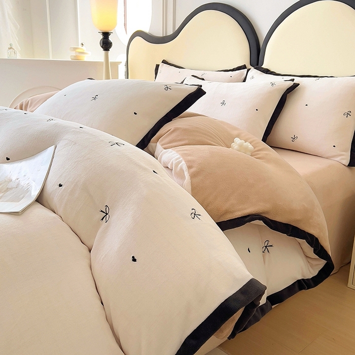 91家纺网 家纺一手货源 找家纺 美梦家纺 2024新款秋冬高克重牛奶绒绣花四件套系列-绒爱心 绒蝴蝶结-奶昔白拼卡其