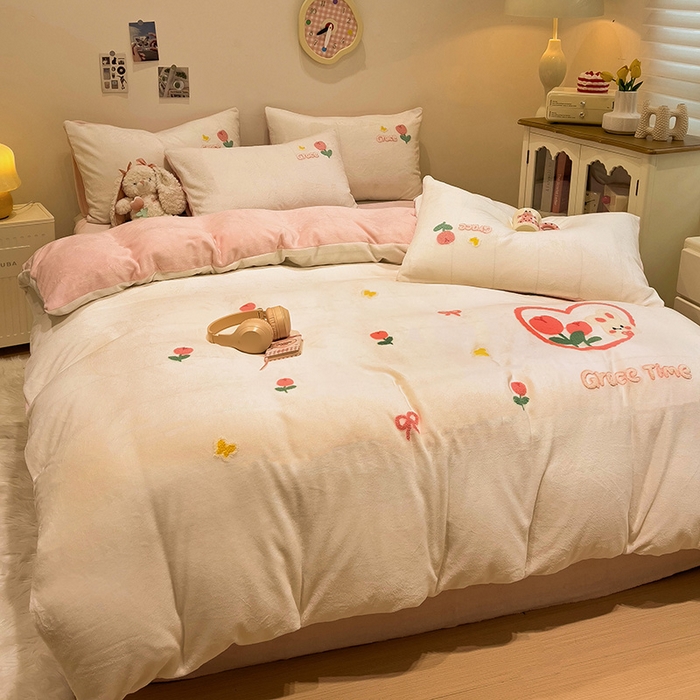 91家纺网 家纺一手货源 找家纺 梦之岛 2024新款ins加厚卡通爱心小兔毛巾绣牛奶绒四件套 爱心小兔-白玉