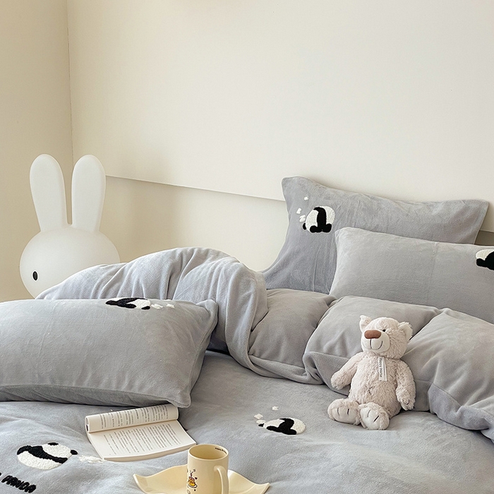 91家纺网 家纺一手货源 找家纺 沐棉 2024新款纯色牛奶绒毛巾绣款四件套 熊猫-灰