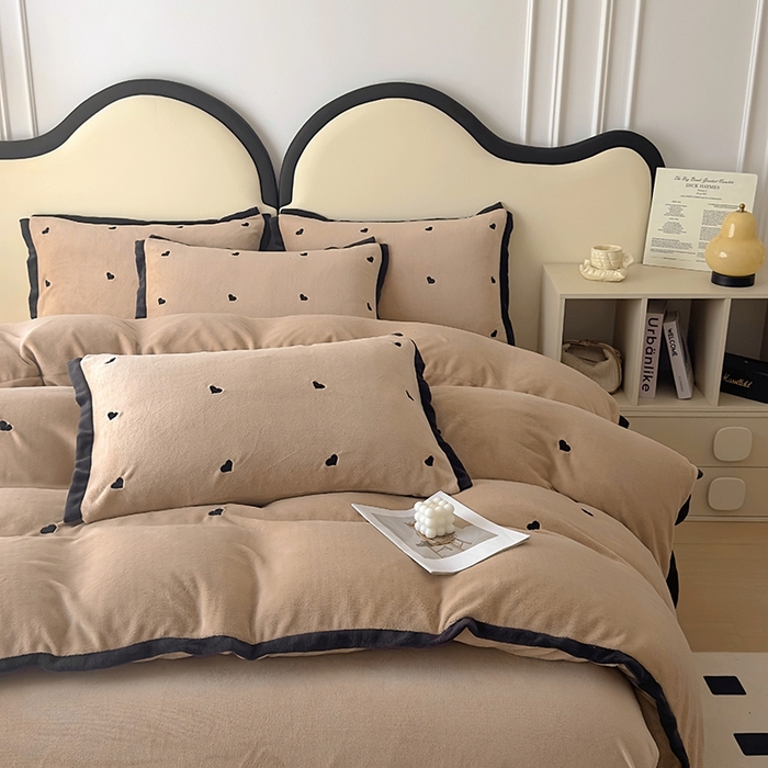 91家纺网 家纺一手货源 找家纺 美梦家纺 2024新款秋冬高克重牛奶绒绣花四件套系列-绒爱心 绒爱心-卡其