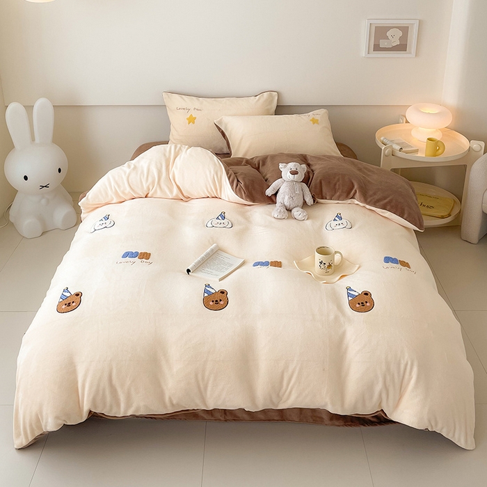 91家纺网 家纺一手货源 找家纺 沐棉 2024新款纯色牛奶绒毛巾绣款四件套 开心派对-咖