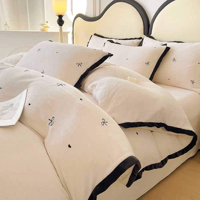 91家纺网 家纺一手货源 找家纺 美梦家纺 2024新款秋冬高克重牛奶绒绣花四件套系列-绒爱心 绒蝴蝶结-奶昔白