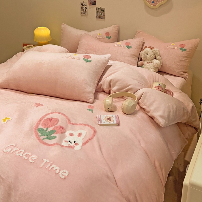 91家纺网 家纺一手货源 找家纺 梦之岛 2024新款ins加厚卡通爱心小兔毛巾绣牛奶绒四件套 爱心小兔-玉