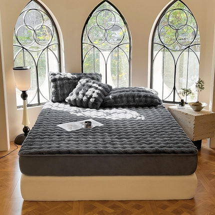 91家纺网 家纺一手货源 找家纺 （总）可恩欣 2025新款托斯卡纳兔毛绒牛奶绒床笠床罩床垫套【跨境供货】可真空压缩