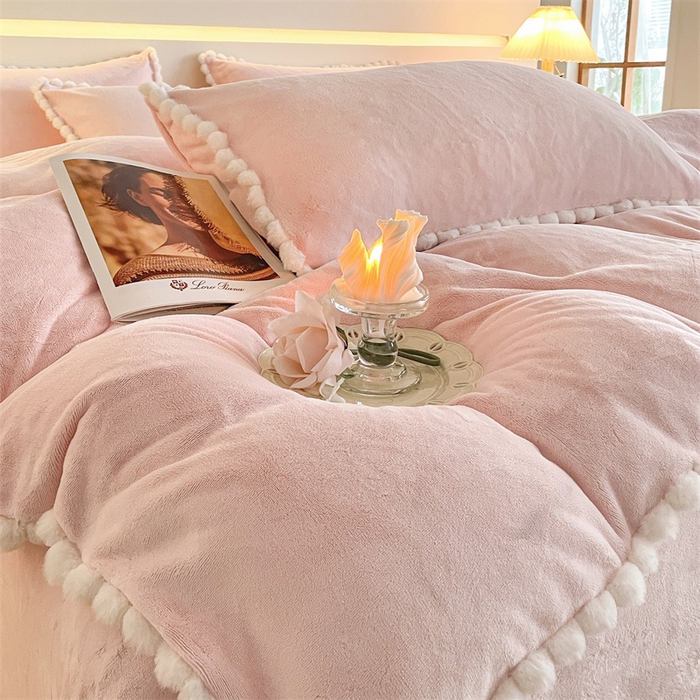 91家纺网 家纺一手货源 找家纺 （总）盛秋家纺 2025新款A类牛奶绒毛球工艺款四件套-琳达（自然光）