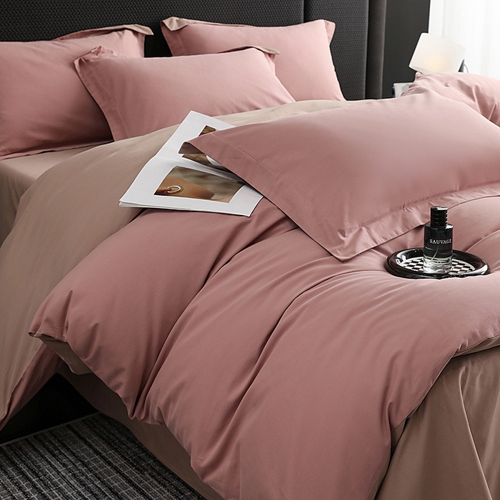 91家纺网 家纺一手货源 找家纺 莱阁亿 2025秋冬新款高支高密全棉纯棉磨毛双拼纯色四件套 莲红&拿铁