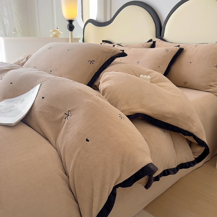 91家纺网 家纺一手货源 找家纺 美梦家纺 2024新款秋冬高克重牛奶绒绣花四件套系列-绒爱心 绒蝴蝶结-卡其