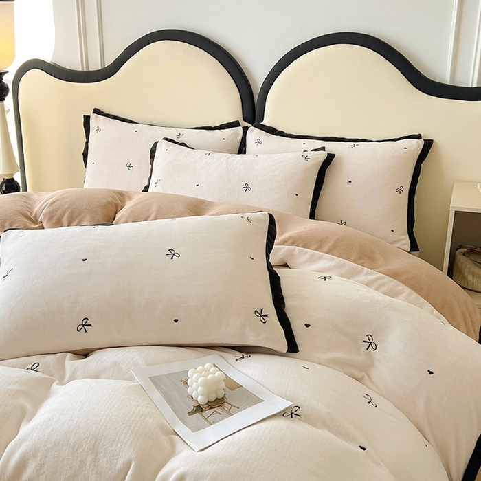 91家纺网 家纺一手货源 找家纺 美梦家纺 2024新款秋冬高克重牛奶绒绣花四件套系列-绒蝴蝶结 绒蝴蝶结-奶昔白拼卡其