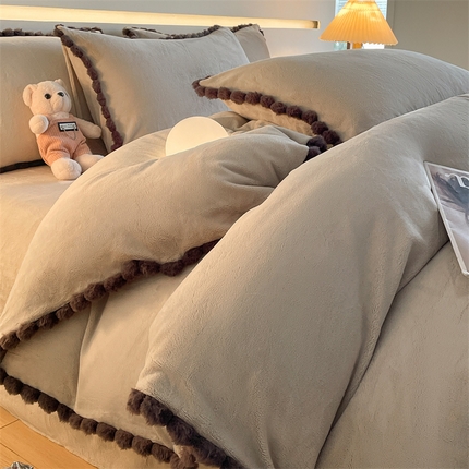 91家纺网 家纺一手货源 找家纺 （总）盛秋家纺 2025新款A类牛奶绒毛球工艺款四件套-琳达（自然光）