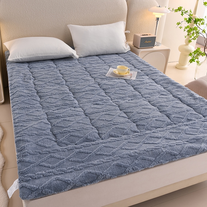 91家纺网 家纺一手货源 找家纺 艾兜坊 2024新款塔芙绒夹棉保暖床垫 雾霾蓝