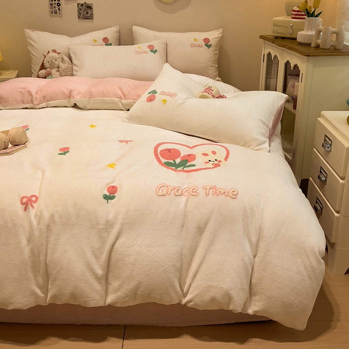 91家纺网 家纺一手货源 找家纺 梦之岛 2024新款ins加厚卡通爱心小兔毛巾绣牛奶绒四件套 爱心小兔-白玉