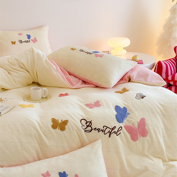 91家纺网 家纺一手货源 找家纺 沐棉 2024新款纯色牛奶绒毛巾绣款四件套 彩色蝴蝶