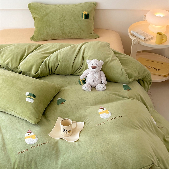 91家纺网 家纺一手货源 找家纺 沐棉 2024新款纯色牛奶绒毛巾绣款四件套 快乐圣诞-绿