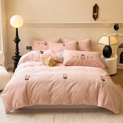 91家纺网 家纺一手货源 找家纺 （总）典曼家纺 2024新款A类兔毛绒毛巾绣四件套