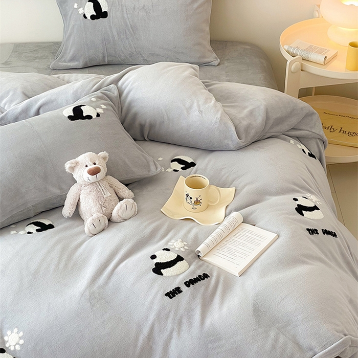 91家纺网 家纺一手货源 找家纺 沐棉 2024新款纯色牛奶绒毛巾绣款四件套 熊猫-灰