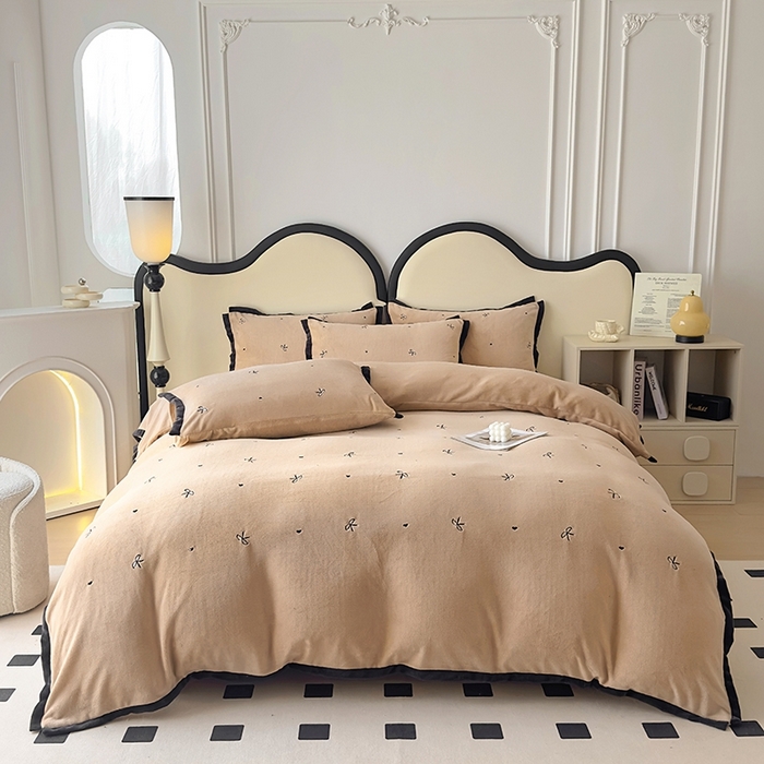 91家纺网 家纺一手货源 找家纺 美梦家纺 2024新款秋冬高克重牛奶绒绣花四件套系列-绒爱心 绒蝴蝶结-卡其