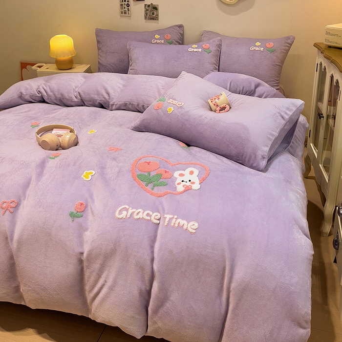 91家纺网 家纺一手货源 找家纺 梦之岛 2024新款ins加厚卡通爱心小兔毛巾绣牛奶绒四件套 爱心小兔-紫