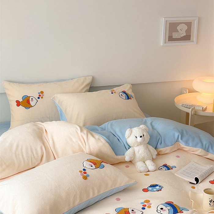 91家纺网 家纺一手货源 找家纺 沐棉 2024新款纯色牛奶绒毛巾绣款四件套 嘟嘟鱼