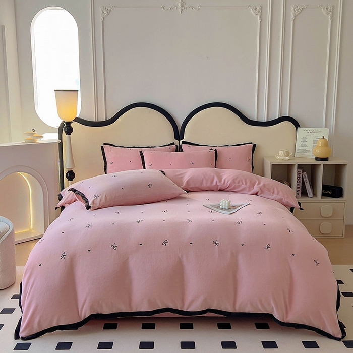 91家纺网 家纺一手货源 找家纺 美梦家纺 2024新款秋冬高克重牛奶绒绣花四件套系列-绒蝴蝶结 绒蝴蝶结-粉玉