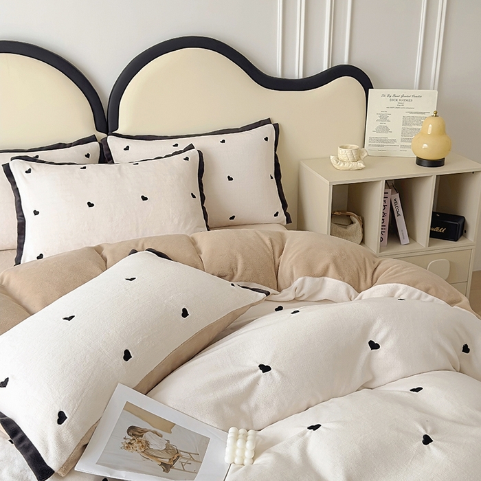 91家纺网 家纺一手货源 找家纺 美梦家纺 2024新款秋冬高克重牛奶绒绣花四件套系列-绒爱心 绒爱心-奶昔白拼卡其