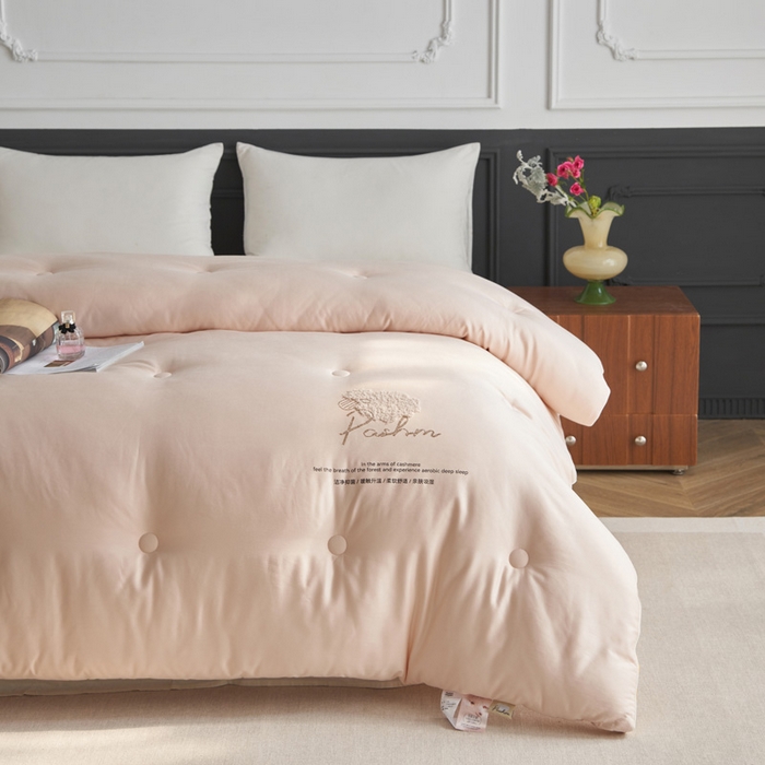 91家纺网 家纺一手货源 找家纺 莱福仕家纺 2024新款A类有氧羊绒抗菌冬被被子被芯 芝芝粉