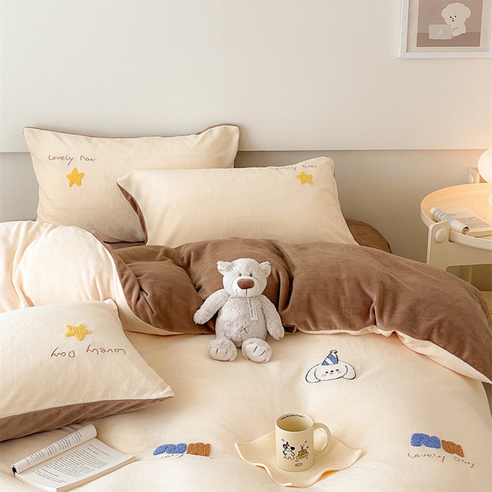 91家纺网 家纺一手货源 找家纺 沐棉 2024新款纯色牛奶绒毛巾绣款四件套 开心派对-咖