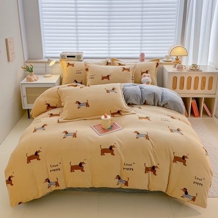 91家纺网 家纺一手货源 找家纺 妖妖家纺 2024新款高克重200克印花牛奶绒四件套 腊肠狗狗