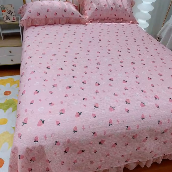 91家纺网 家纺一手货源 找家纺 2024新款亲肤舒适法式床盖三件套 草莓恋人