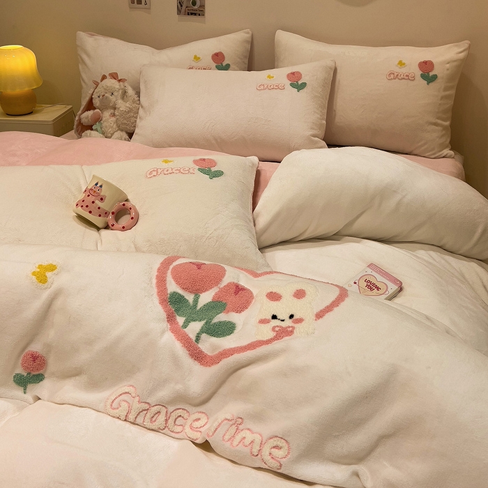 91家纺网 家纺一手货源 找家纺 （总）梦之岛 2024新款ins加厚卡通爱心小兔毛巾绣牛奶绒四件套