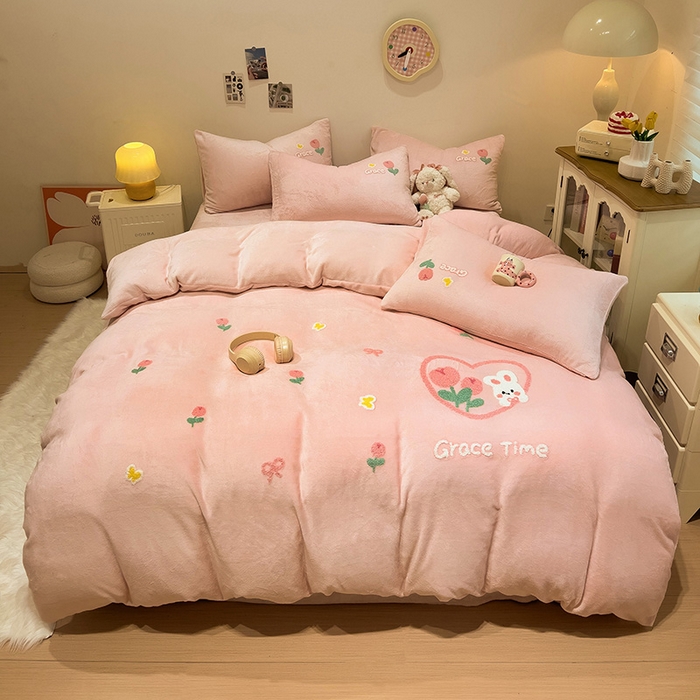 91家纺网 家纺一手货源 找家纺 梦之岛 2024新款ins加厚卡通爱心小兔毛巾绣牛奶绒四件套 爱心小兔-玉