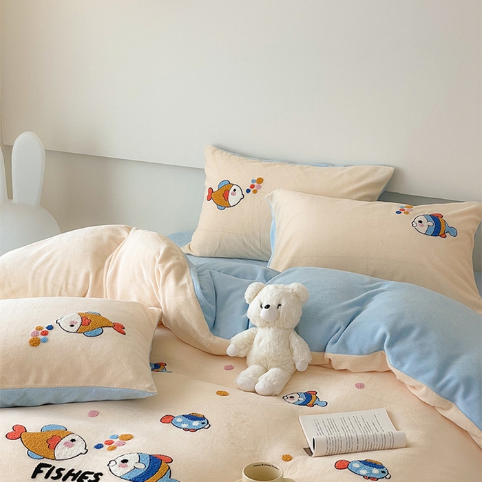 91家纺网 家纺一手货源 找家纺 沐棉 2024新款纯色牛奶绒毛巾绣款四件套 嘟嘟鱼