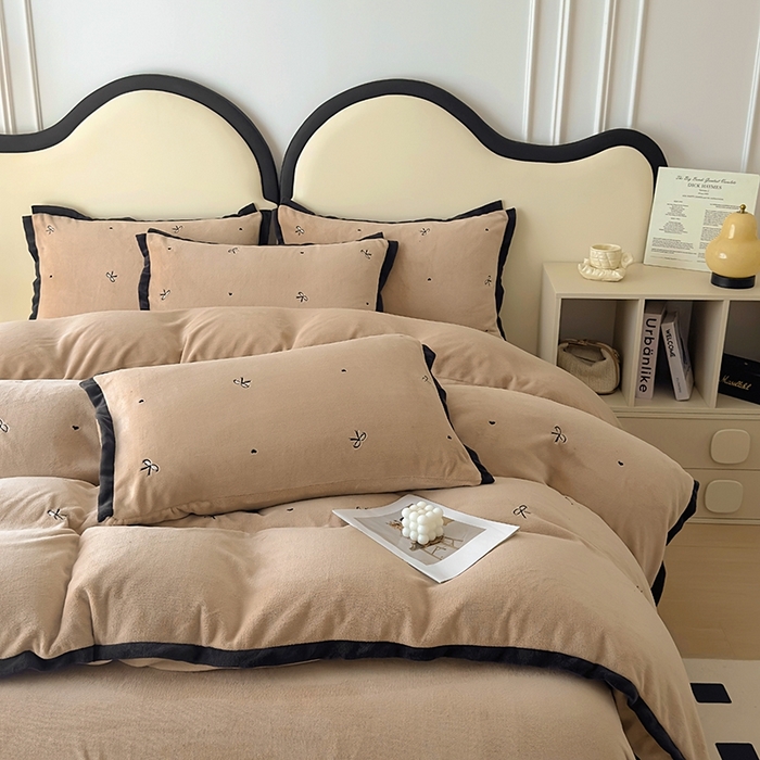 91家纺网 家纺一手货源 找家纺 美梦家纺 2024新款秋冬高克重牛奶绒绣花四件套系列-绒爱心 绒蝴蝶结-卡其