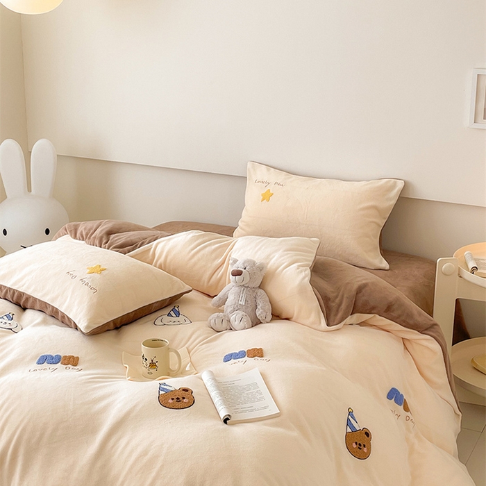 91家纺网 家纺一手货源 找家纺 沐棉 2024新款纯色牛奶绒毛巾绣款四件套 开心派对-咖