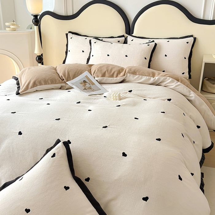 91家纺网 家纺一手货源 找家纺 美梦家纺 2024新款秋冬高克重牛奶绒绣花四件套系列-绒蝴蝶结 绒爱心-奶昔白拼卡其