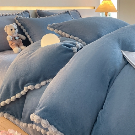 91家纺网 家纺一手货源 找家纺 （总）盛秋家纺 2025新款A类牛奶绒毛球工艺款四件套-琳达（自然光）