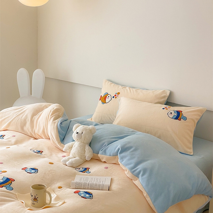 91家纺网 家纺一手货源 找家纺 沐棉 2024新款纯色牛奶绒毛巾绣款四件套 嘟嘟鱼