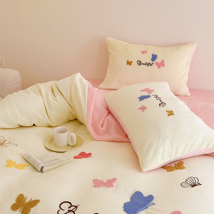 91家纺网 家纺一手货源 找家纺 沐棉 2024新款纯色牛奶绒毛巾绣款四件套 彩色蝴蝶