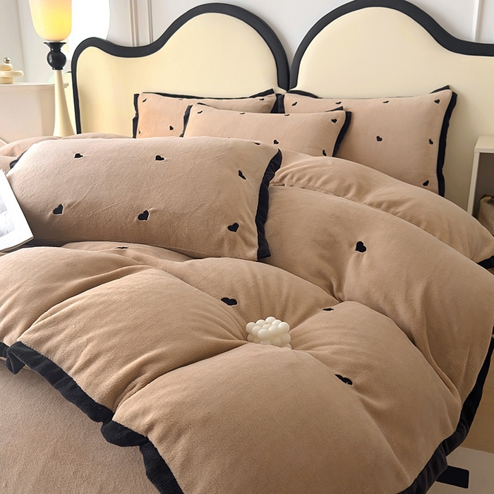 91家纺网 家纺一手货源 找家纺 美梦家纺 2024新款秋冬高克重牛奶绒绣花四件套系列-绒蝴蝶结 绒爱心-卡其