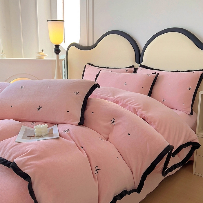 91家纺网 家纺一手货源 找家纺 美梦家纺 2024新款秋冬高克重牛奶绒绣花四件套系列-绒爱心 绒蝴蝶结-粉玉