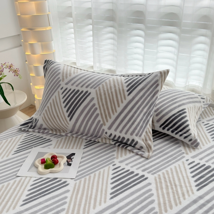 91家纺网 家纺一手货源 找家纺 翎盈家纺 2024新款加厚高克重牛奶绒枕头套 柏拉图-灰