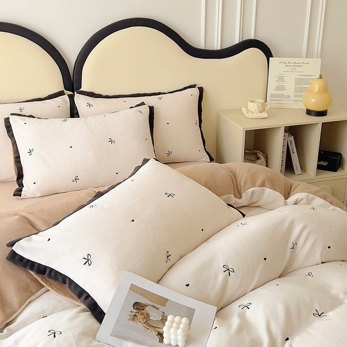 91家纺网 家纺一手货源 找家纺 美梦家纺 2024新款秋冬高克重牛奶绒绣花四件套系列-绒蝴蝶结 绒蝴蝶结-奶昔白拼卡其