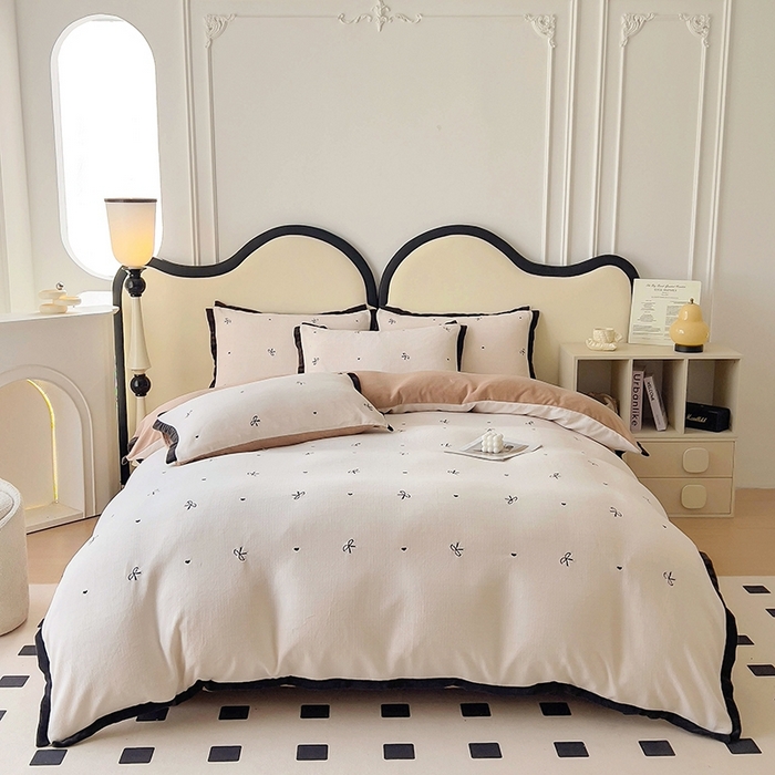 91家纺网 家纺一手货源 找家纺 美梦家纺 2024新款秋冬高克重牛奶绒绣花四件套系列-绒爱心 绒蝴蝶结-奶昔白拼卡其