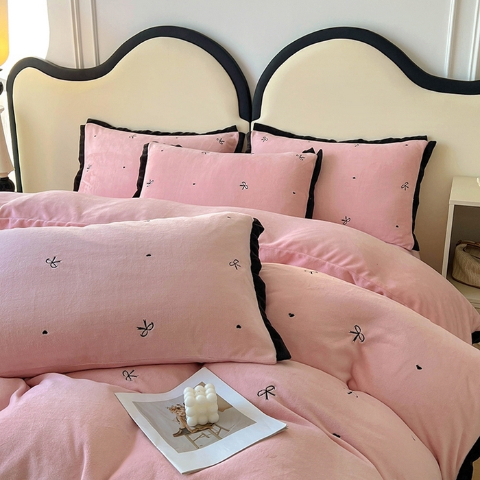 91家纺网 家纺一手货源 找家纺 美梦家纺 2024新款秋冬高克重牛奶绒绣花四件套系列-绒爱心 绒蝴蝶结-粉玉