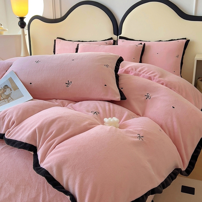 91家纺网 家纺一手货源 找家纺 美梦家纺 2024新款秋冬高克重牛奶绒绣花四件套系列-绒爱心 绒蝴蝶结-粉玉