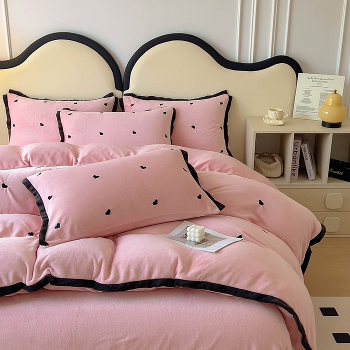 91家纺网 家纺一手货源 找家纺 美梦家纺 2024新款秋冬高克重牛奶绒绣花四件套系列-绒蝴蝶结 绒爱心-粉玉