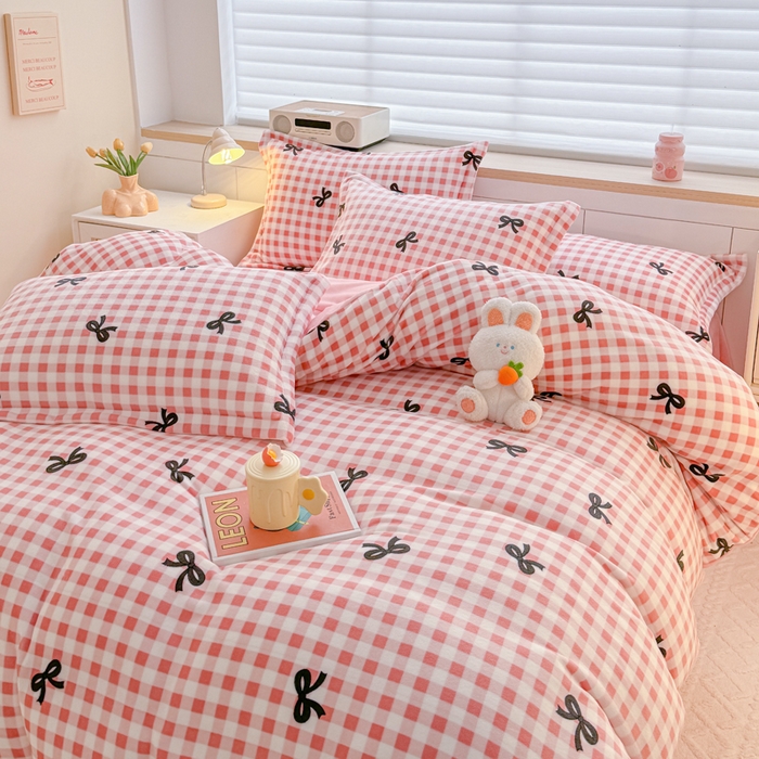 91家纺网 家纺一手货源 找家纺 妖妖家纺 2024新款高克重200克印花牛奶绒四件套 格子蝴蝶结-粉