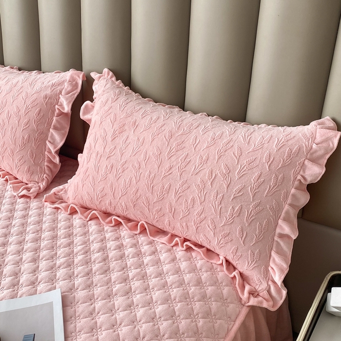 91家纺网 家纺一手货源 找家纺 美伦美焕 2024新款雕花绒床盖四件套（控价238） 大麦-粉