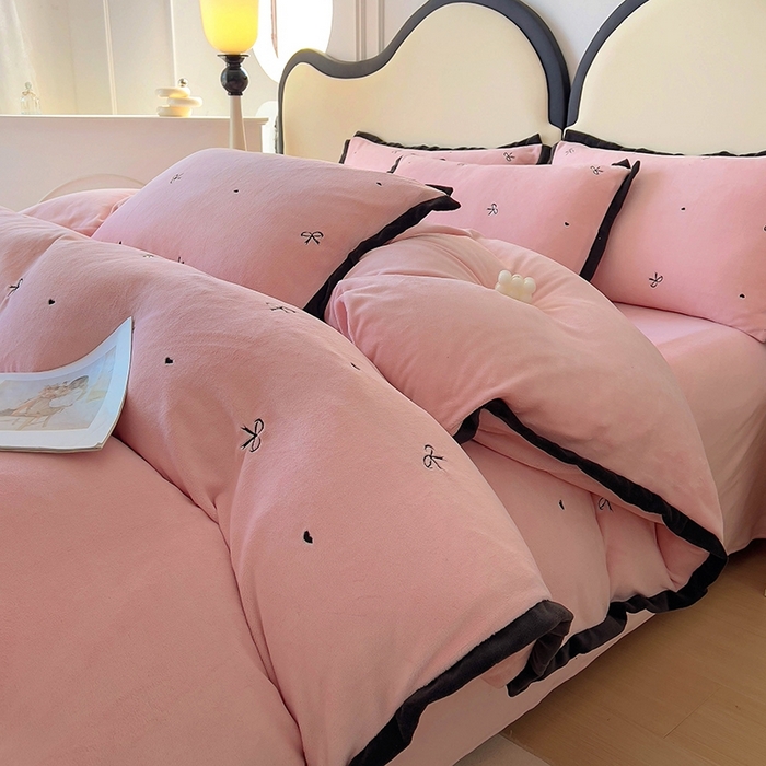 91家纺网 家纺一手货源 找家纺 美梦家纺 2024新款秋冬高克重牛奶绒绣花四件套系列-绒蝴蝶结 绒蝴蝶结-粉玉